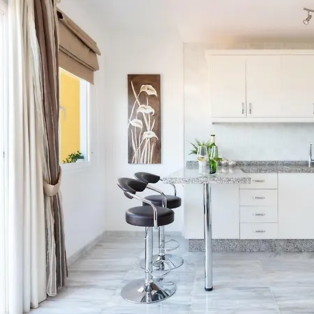 Dinastia Southerly Penthouse: Pool And Terrace
